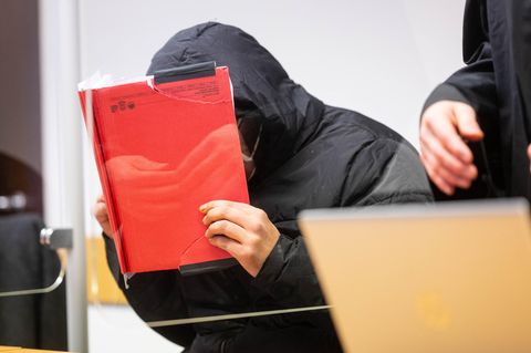 Der Angeklagte im Prozess um den Unfalltod des Sängers Saban Saulic, sitzt im Sitzungssaal des Amtsgerichts in Gütersloh.