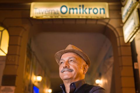 Kostas Tsapakidis an der Toreinfahrt zu seinem Restaurant Taverna Omikron in Frankfurt am Main das viele an Corona erinnert