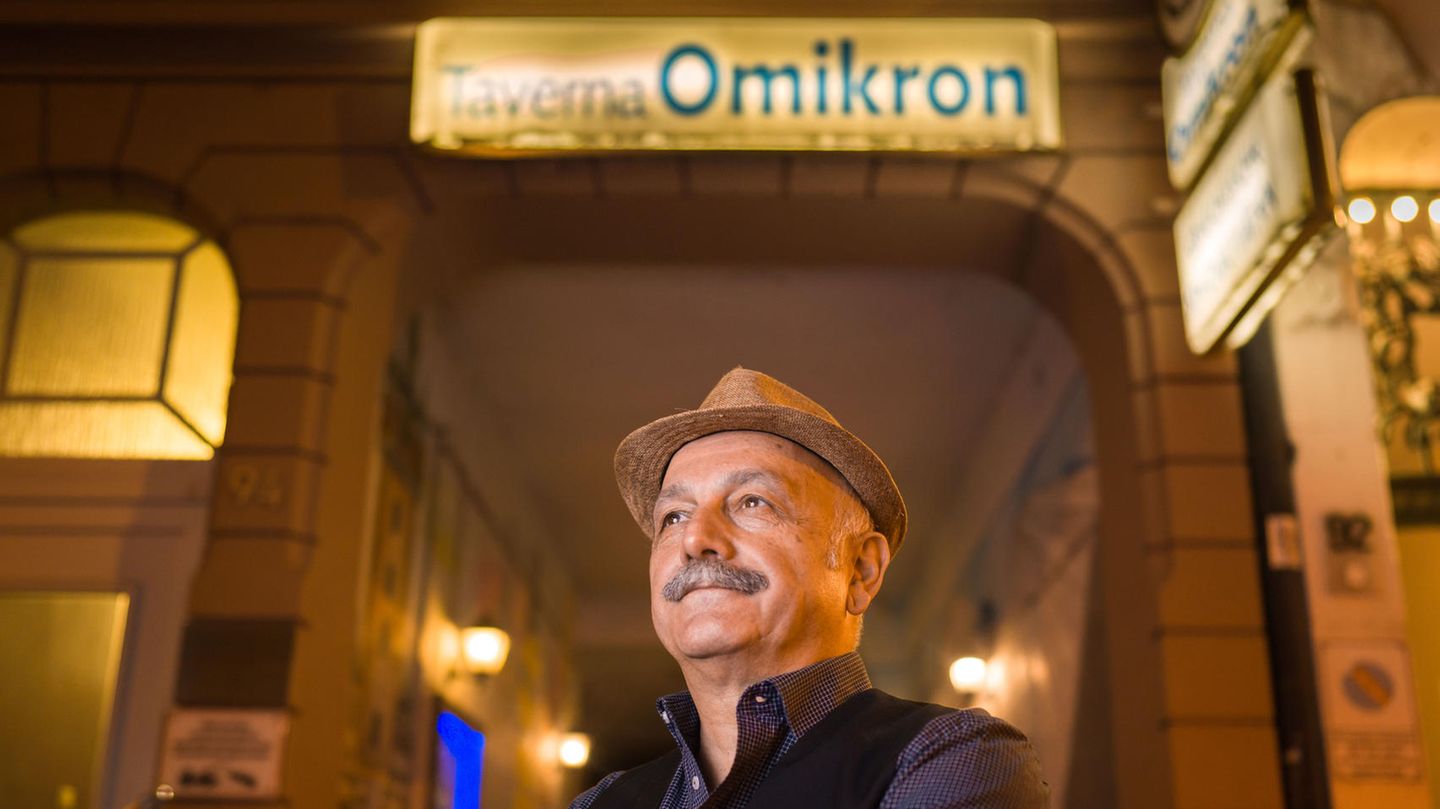 Kostas Tsapakidis an der Toreinfahrt zu seinem Restaurant Taverna Omikron in Frankfurt am Main das viele an Corona erinnert