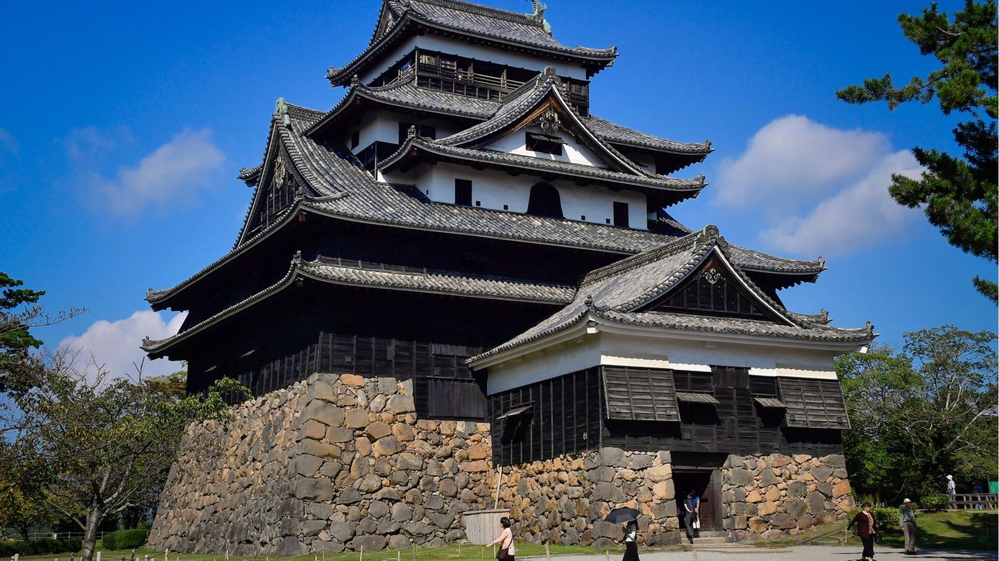 Das Matsue-Schloss am See Shinji
