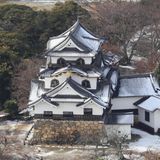 Die Burg Hikune Jo, schneebedeckt