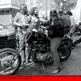 Quasi über Nacht war der zottelige Sänger zum Superstar geworden. Sein Image als Rocker pflegte er mit gemeinsamen Motorradausflügen mit den Hell's Angels (hier 1981 in London). Doch der schnelle Erfolg forderte seinen Tribut: Stimmbandprobleme, Alkoholexzesse und Nervenzusammenbrüche zwangen Meat Loaf zu einer Pause.