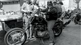 Quasi über Nacht war der zottelige Sänger zum Superstar geworden. Sein Image als Rocker pflegte er mit gemeinsamen Motorradausflügen mit den Hell's Angels (hier 1981 in London). Doch der schnelle Erfolg forderte seinen Tribut: Stimmbandprobleme, Alkoholexzesse und Nervenzusammenbrüche zwangen Meat Loaf zu einer Pause.