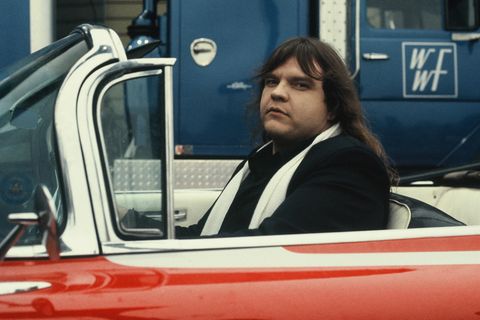Meat Loaf 1984 in seinem Cabriolet. Der Erfolg war dem Sänger alles andere als in die Wiege gelegt. Die Mutter starb früh an Krebs, der Vater, ein Alkoholiker, verprügelte ihn. Der junge Marvin Lee Aday wurde außerdem als Kind gehänselt. Sein Footballtrainer nannte ihn Meat Loaf - Hackbraten. Ein Spitzname, den seine Mitschüler nur allzu gern aufnahmen. Damals ahnte noch niemand, dass aus dem dicklichen Jungen bald ein Superstar werden würde.