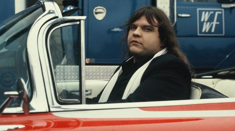 Meat Loaf 1984 in seinem Cabriolet. Der Erfolg war dem Sänger alles andere als in die Wiege gelegt. Die Mutter starb früh an Krebs, der Vater, ein Alkoholiker, verprügelte ihn. Der junge Marvin Lee Aday wurde außerdem als Kind gehänselt. Sein Footballtrainer nannte ihn Meat Loaf - Hackbraten. Ein Spitzname, den seine Mitschüler nur allzu gern aufnahmen. Damals ahnte noch niemand, dass aus dem dicklichen Jungen bald ein Superstar werden würde.