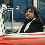 Meat Loaf 1984 in seinem Cabriolet. Der Erfolg war dem Sänger alles andere als in die Wiege gelegt. Die Mutter starb früh an Krebs, der Vater, ein Alkoholiker, verprügelte ihn. Der junge Marvin Lee Aday wurde außerdem als Kind gehänselt. Sein Footballtrainer nannte ihn Meat Loaf - Hackbraten. Ein Spitzname, den seine Mitschüler nur allzu gern aufnahmen. Damals ahnte noch niemand, dass aus dem dicklichen Jungen bald ein Superstar werden würde.