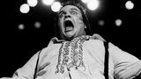 Meat Loaf tingelte in Los Angeles mit seinen Bands von Club zu Club, musste nebenbei als Parkwächter arbeiten. Das änderte sich erst 1971, als er für das Musical "Hair" entdeckt wurde. Bei einem Gastspiel am Broadway kam es dann zur schicksalhaften Begegnung mit Jim Steinman. Der produzierte mit ihm das Album "Bat Out Of Hell". Es wurde 41 Millionen Mal verkauft.