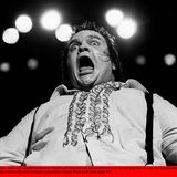 Meat Loaf tingelte in Los Angeles mit seinen Bands von Club zu Club, musste nebenbei als Parkwächter arbeiten. Das änderte sich erst 1971, als er für das Musical "Hair" entdeckt wurde. Bei einem Gastspiel am Broadway kam es dann zur schicksalhaften Begegnung mit Jim Steinman. Der produzierte mit ihm das Album "Bat Out Of Hell". Es wurde 41 Millionen Mal verkauft.