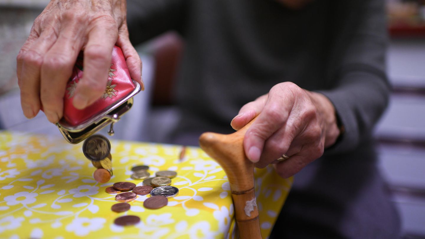 Eine Rentnerin sch¸üttet den Inhalt ihres Geldbeutel auf den K¸üchentisch. Viele Deutsche beziehen eine geringe Rente.