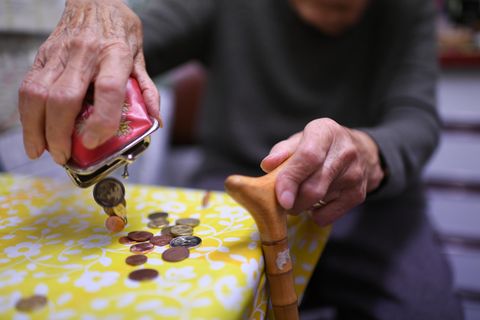 Eine Rentnerin sch¸üttet den Inhalt ihres Geldbeutel auf den K¸üchentisch. Viele Deutsche beziehen eine geringe Rente.