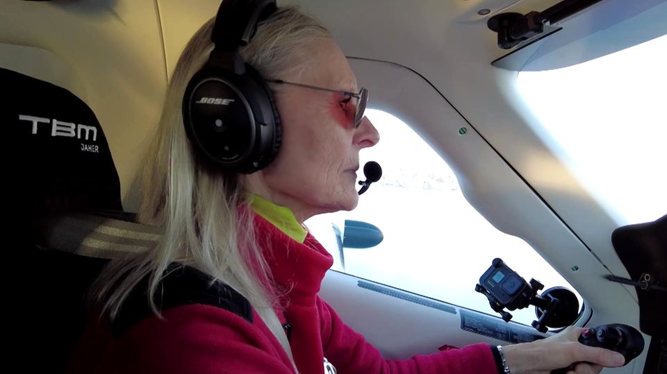 "Königin der Lüfte" Margrit Waltz sitzt in einem Kleinflugzeug