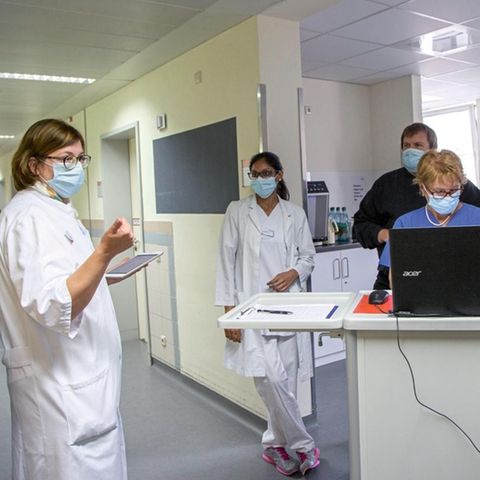 Klinik-Leiterin Raab in einer Teambesprechung
