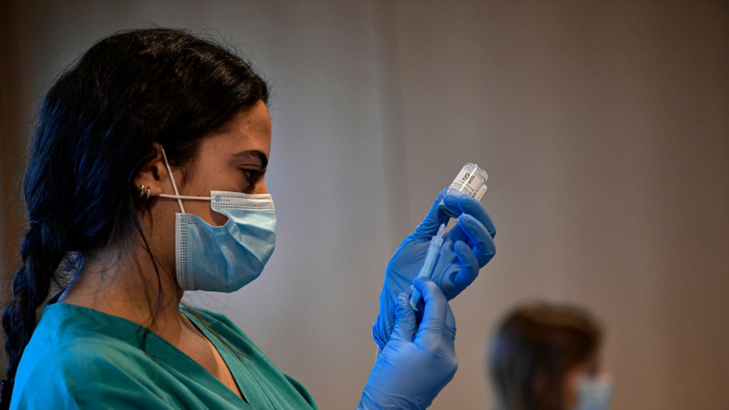 Eine medizinische Mitarbeiterin bereitet in Logroño eine Corona-Impfung vor