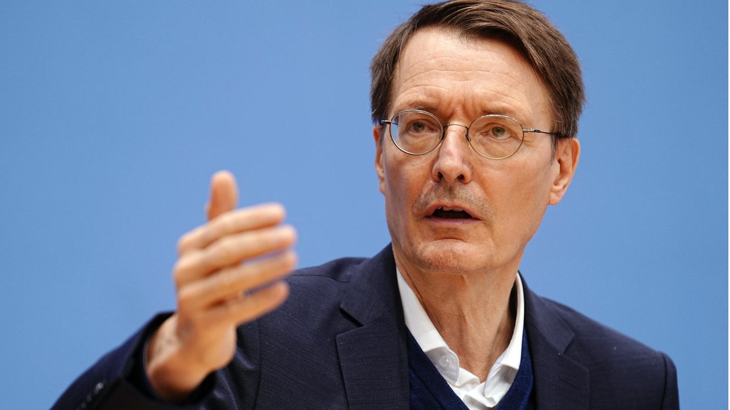 Karl Lauterbach blickt in die Ferne und gestikuliert