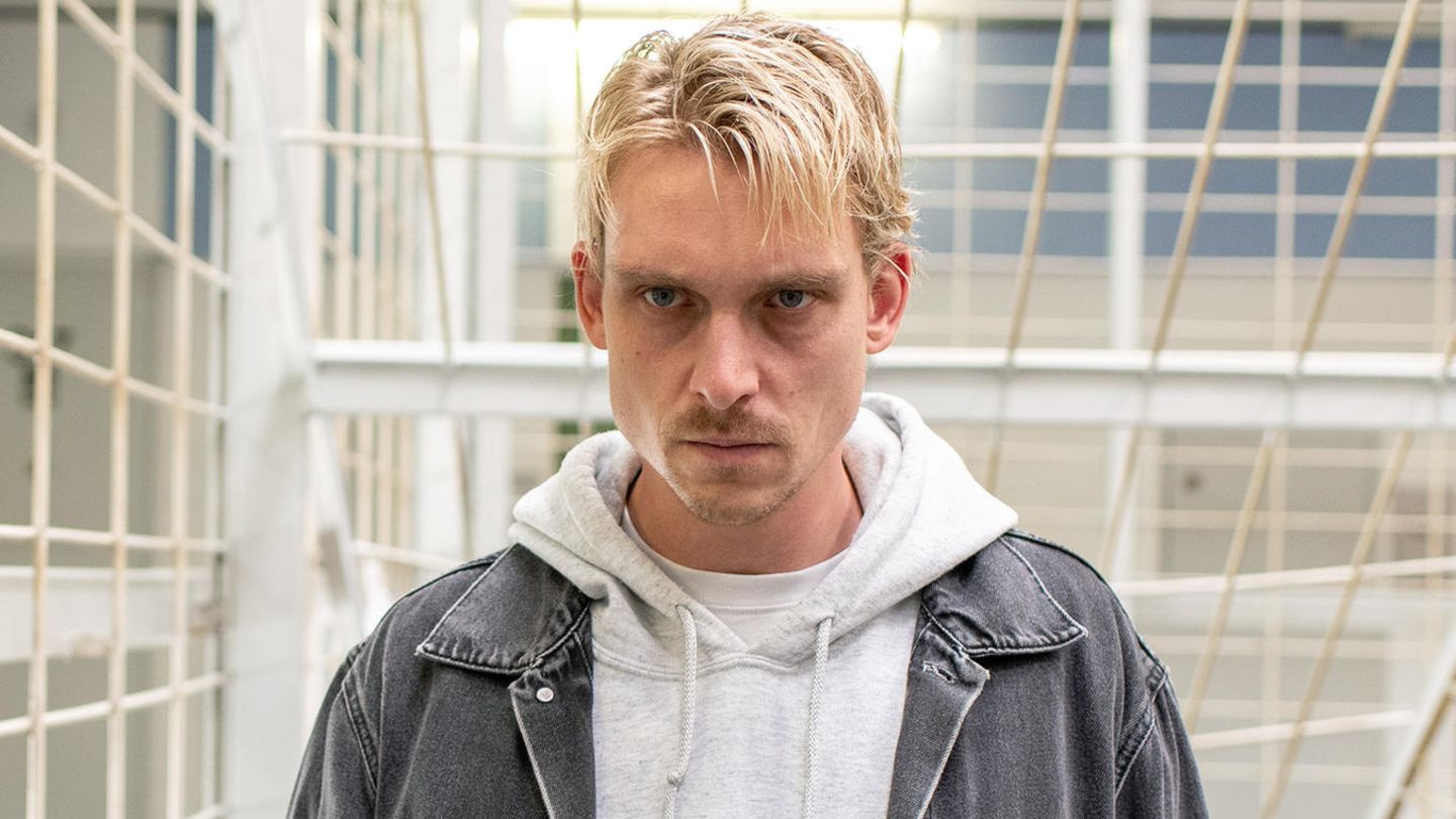 Schauspieler Daniel Sträßer vor weißen Gitterstäben