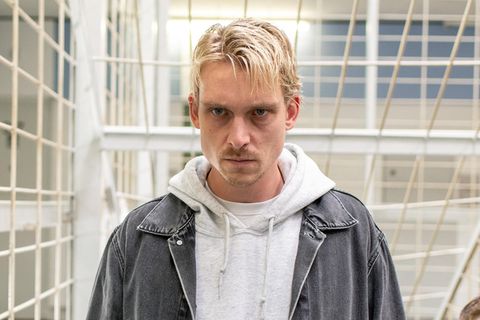Schauspieler Daniel Sträßer vor weißen Gitterstäben