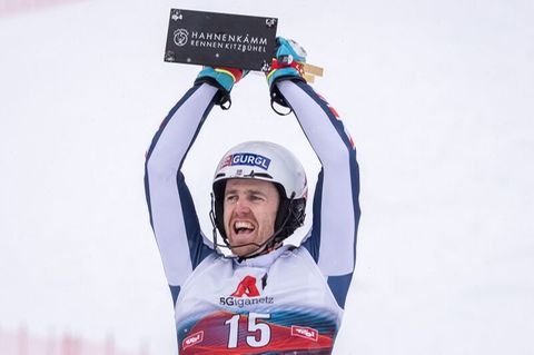Dave Ryding stemmt die Trophäe in die Höhe