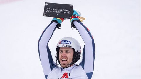 Dave Ryding stemmt die Trophäe in die Höhe