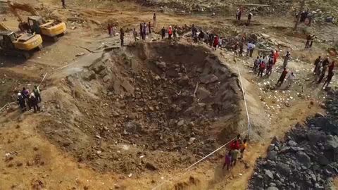 Erdloch in Sibirien: Forscher untersuchen 40-Meter-Krater