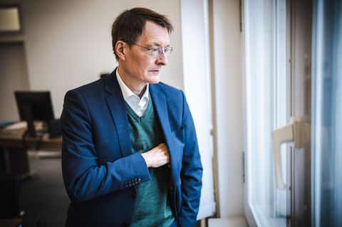 Karl Lauterbach, Bundesminister für Gesundheit, kurz vor einer Videokonferenz des Expertenrats zur Corona Pandemie