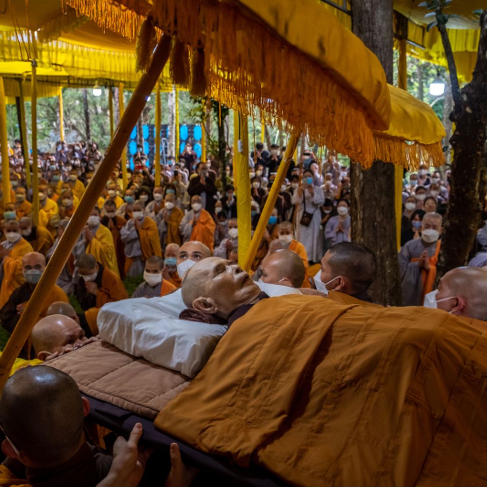 Mönche tragen den Leichnam von Thich Nhat Hanh