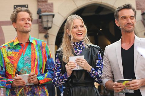 Toby Gad, Ilse DeLange und Florian Silbereisen stehen vor einem Hotel