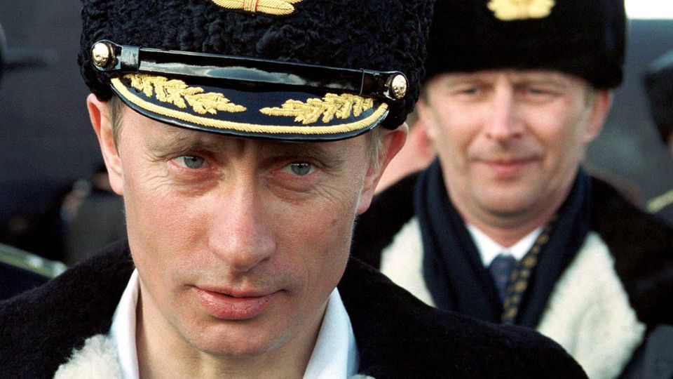 Wladimir Putin trägt die Uniform eines Marineoffiziers Wladimir Putin trägt die Uniform eines Marineoffiziers