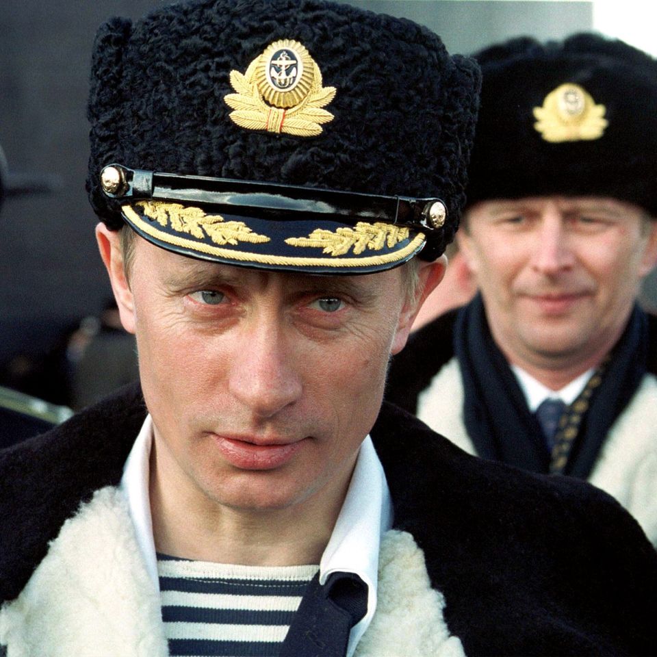 Wladimir Putin trägt die Uniform eines Marineoffiziers