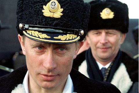 Wladimir Putin trägt die Uniform eines Marineoffiziers