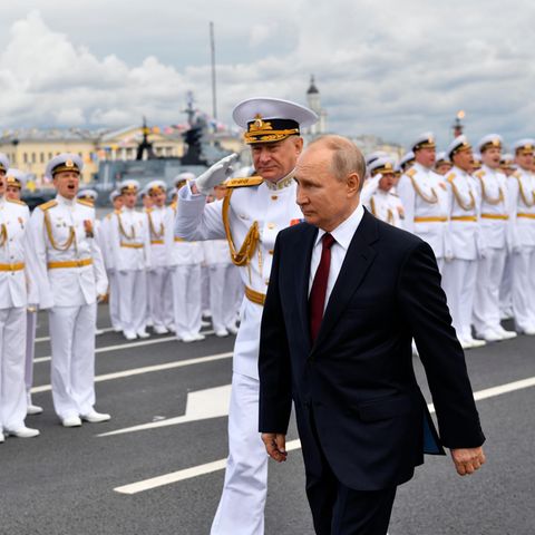 Wladimir Putin bei einer Marine-Parade in Sankt Petersburg 