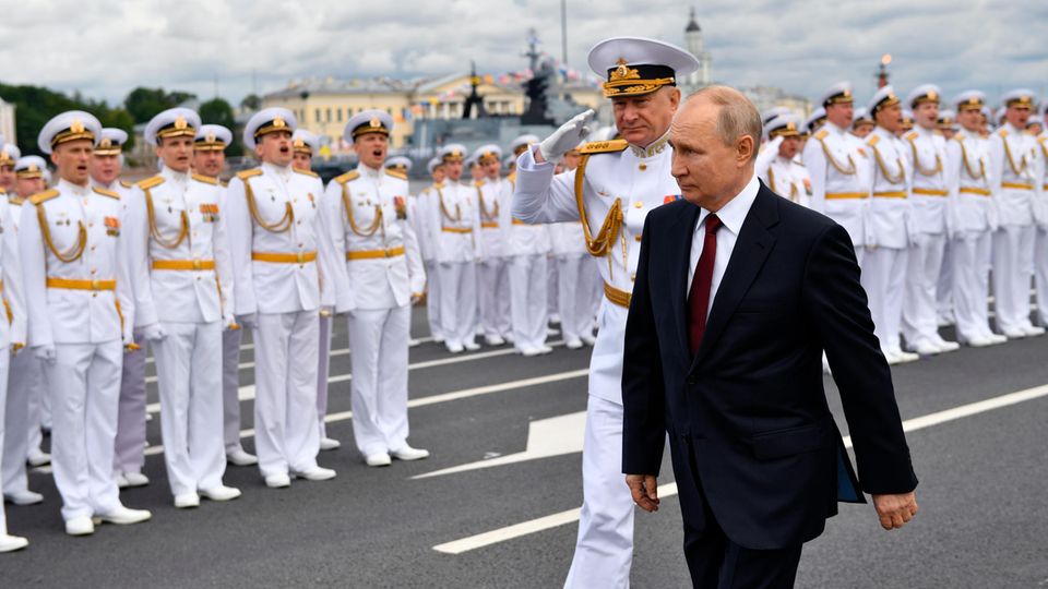 Wladimir Putin bei einer Marine-Parade in Sankt Petersburg 