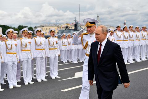 Wladimir Putin bei einer Marine-Parade in Sankt Petersburg 