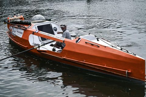 Jean-Jacques Savin an Bord seine Ruderbootes