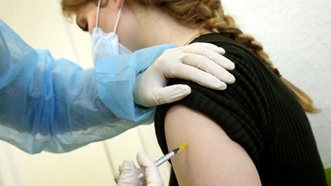 Eine junge Frau bekommt eine Impfung