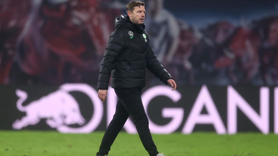 Wolfsburg coach Florian Kohfeldt leaves the field after the 0-2 defeat against RB Leipzig