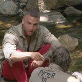 Hobbypsychologe Filip redet Peter gut zu: "Jeder Sohn braucht seinen Vater." Später im Dschungeltelefon ruft er den verlorenen Sohn dazu auf, sich bei Althof zu melden.