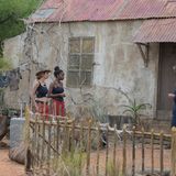 Dr. Bob erklärt die Dschungelprüfung. Doch auch der sympathische Australier kann die frostige Stimmung zwischen den beiden sonst so hitzigen Ladys nicht wärmen.