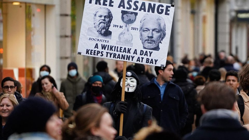 Unterstützer von Wikileaks-Gründer Julian Assange protestiert gegen dessen Auslieferung in die USA