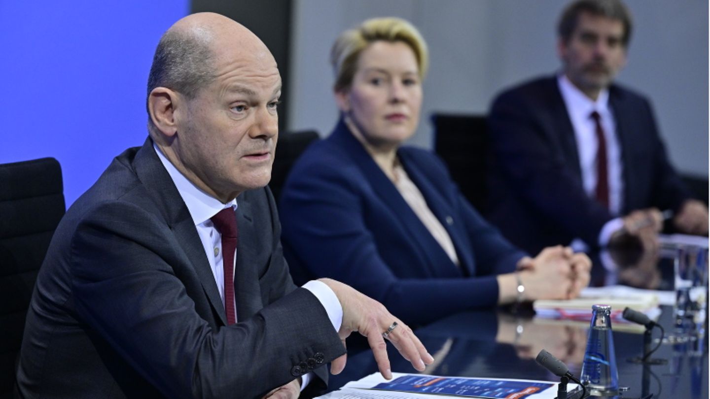 Nach der letzten Corona-MPK: Bundeskanzler Olaf Scholz (SPD, l-r) und Berlins Regierende Bürgermeisterin Franziska Giffey (SPD) geben eine Pressekonferenz.