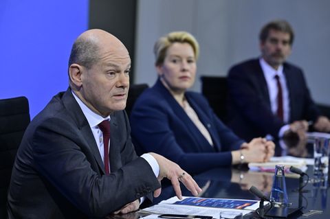Nach der letzten Corona-MPK: Bundeskanzler Olaf Scholz (SPD, l-r) und Berlins Regierende Bürgermeisterin Franziska Giffey (SPD) geben eine Pressekonferenz.