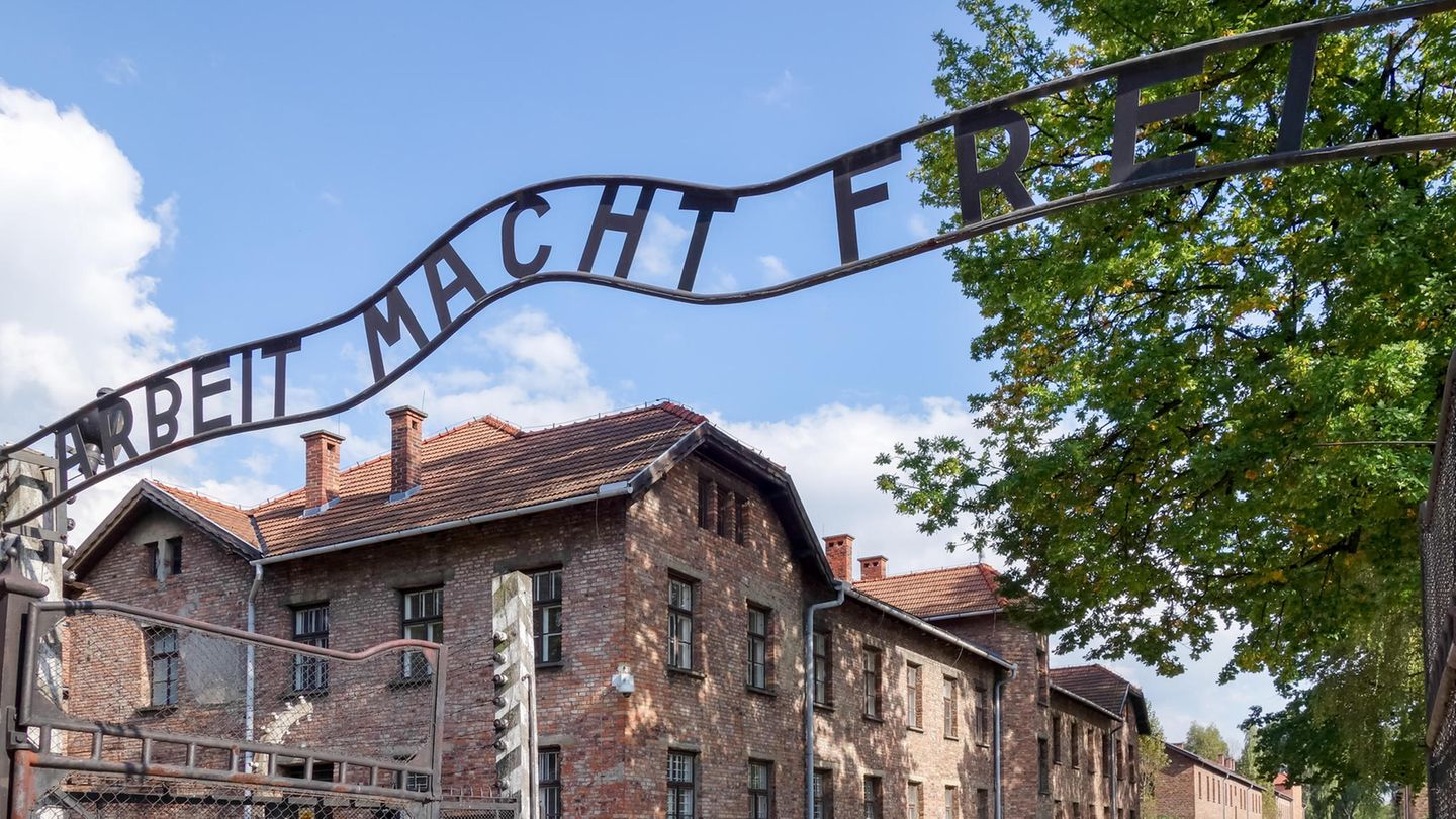 Lagertor in Auschwitz mit der Aufschrift "Arbeit macht frei"