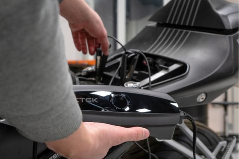 Ctek CS One Batterieladegerät am Motorrad