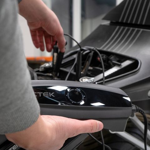 Ctek CS One Batterieladegerät am Motorrad