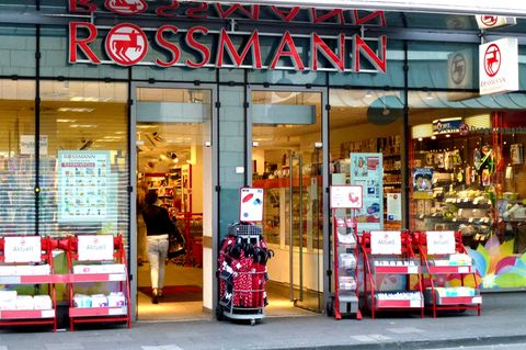 Facebook-Post: Eine dm-Mitarbeiterin ging zu Rossmann - und erlebte einen Albtraum