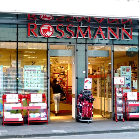 Facebook-Post: Eine dm-Mitarbeiterin ging zu Rossmann - und erlebte einen Albtraum
