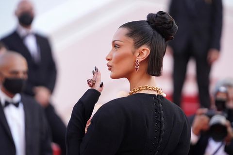 Bella Hadid deutet mit der Hand einen Kuss an