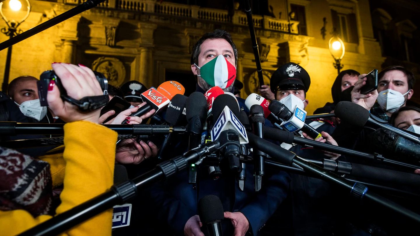 Matteo Salvini spricht vor zahlreichen Mikrofonen. Er antwortet auf die Fragen von Journalisten.