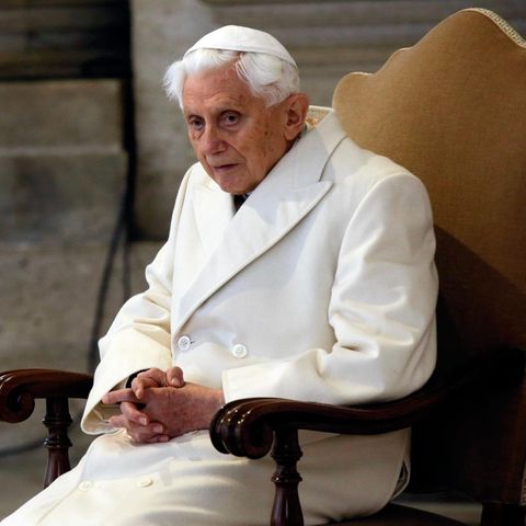 Der ehemalige Papst Benedikt XVI. sitzt bei einer Messe im Petersdom