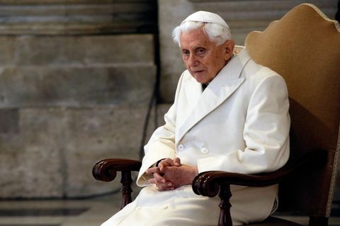 Der ehemalige Papst Benedikt XVI. sitzt bei einer Messe im Petersdom