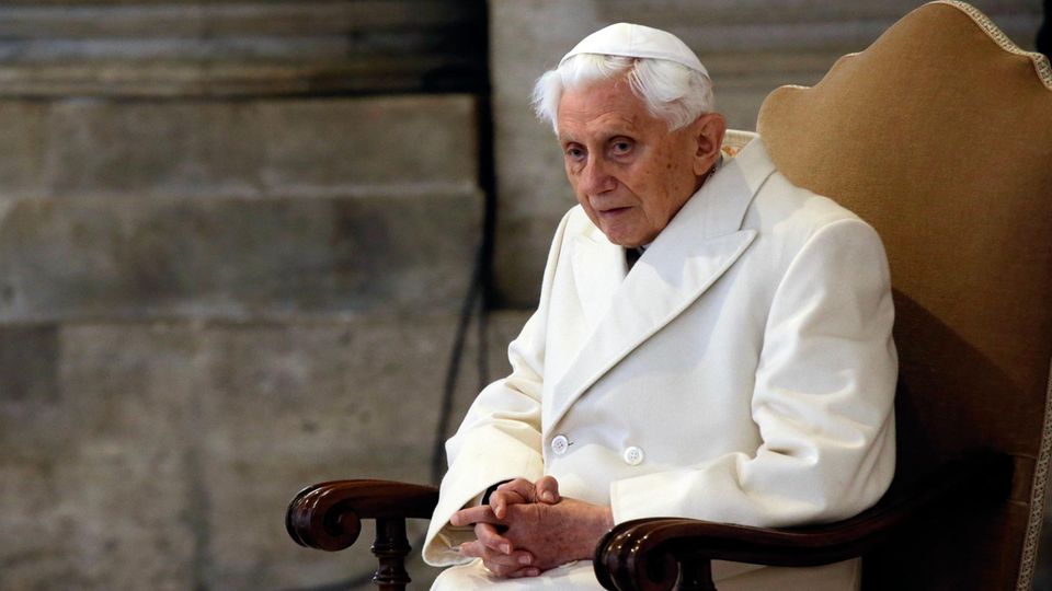 Der ehemalige Papst Benedikt XVI. sitzt bei einer Messe im Petersdom
